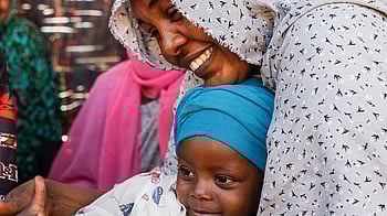 En mamma och hennes bebis har flytt från Sudan och fått skydd i Tcad.