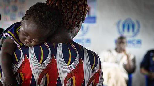 En mamma och hennes barn är på flykt i östra DR Kongo. Där får de information och stöd från UNHCR.