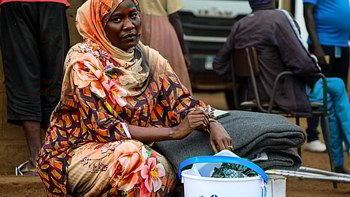 Människor på flykt i Sydsudan, som Bedour på bilden, får bland annat filtar, vattendunk, presenning och annan nödhjälp från UNHCR.