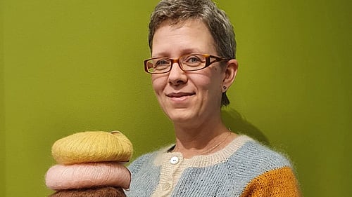 Karin samlar in pengar för människor på flykt.