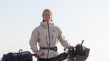 Foto på Elliot vid sin cykel.