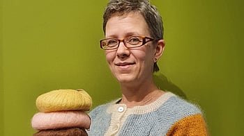 Karin samlar in pengar till människor på flykt.