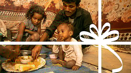 En fattig barnfamilj på flykt i Jemen delar en måltid.