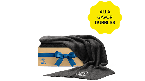 Amira är på flykt från Syrien. Hon har fått en tjock filt som hjälper under kyliga nätter i tält. Vill du värma en familj?