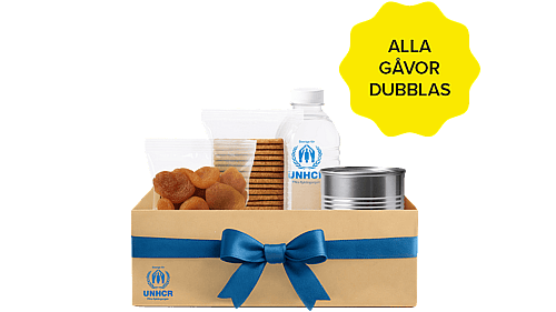 Ett barn på flykt får näringstillskott på en avlägsen plats i Syrien. Vill du ge matpaket i present till någon som kämpar för att överleva?