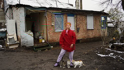 Natalias hem var svårt förstört av missilattacker. När vinter väntar blir livet en fasa. Med hjälp av UNHCR:s akuthjälp med värmande filtar och byggmaterial lyckas hemmet hållas varmt. Stöd insamlingen till Ukraina idag.