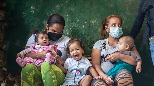 En grupp kvinnor och deras barn på flykt från Venezuela får stöd och hjälp av UNHCR i Colombia. Där får de skydd mot könsbaserat våld, kontantstöd och barnen får en chans att leka i en trygg miljö.