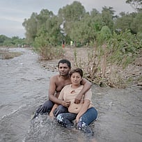 En man och en kvinna håller om varandra.