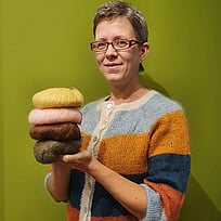 Karin samlar in pengar till människor på flykt.