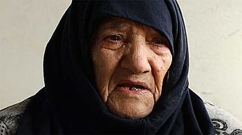 En kvinna i svart sjal.