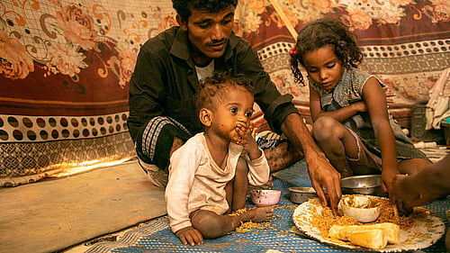 En fattig barnfamilj i Jemen delar på en måltid. Tack för att hjälper med din zakat.
