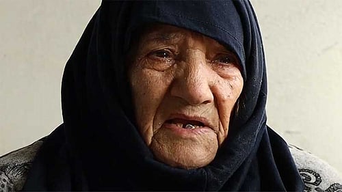 Zakat är en gåva som ges till samhällets utsatta, som människor på flykt. På bilden visas en kvinna från Syrien i svart sjal.