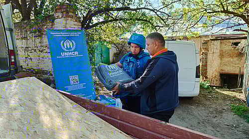 Nödhjälp delas ut i Ukraina.