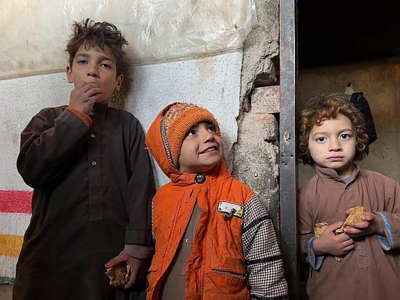 Tre barn på flykt i Afghanistan.