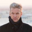 Peter Capaldi aka Dr Who står vid ett flyktingläger i Jordanien.