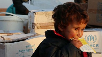 Ett barn får näringstillskott på en avlägsen plats i Syrien.