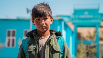 En pojke på flykt har fått ett skolpaket av UNHCR.