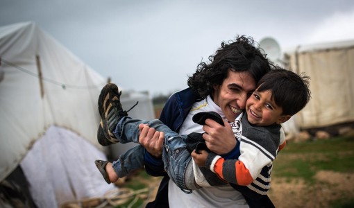 Hani och Ashraf är syskon på flykt från Syrien. De har bott i tältläger i Libanon i flera år.