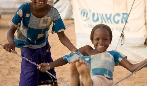 Två unga flickor i Mali får skydd i UNHCR:s flyktingläger.