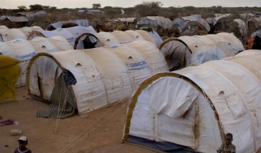 Ett flyktingläger med UNHCR:s tubformade tält.