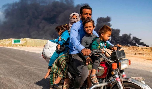 Tusentals familjer flyr flyganfall i norra Syrien.