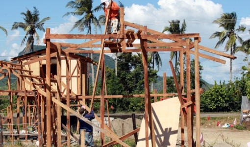  Manuel Marcelino är kokoksjordbrukare på Filippinerna och bygger här sitt nya hus. 
