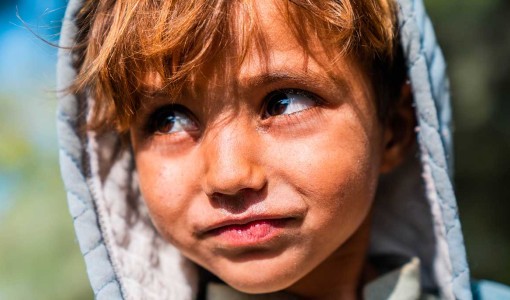 En barn på flykt från Afghanistan tvingas återvända från Pakistan.