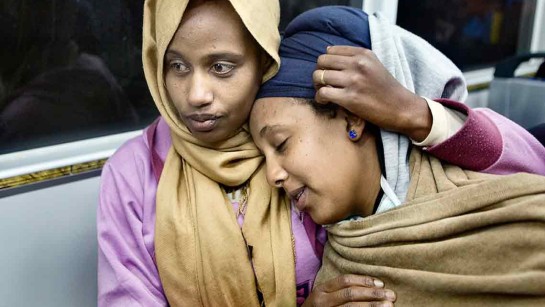  Två flyktingkvinnor från Eritrea har evakuerats från Libyen till Italien. 
