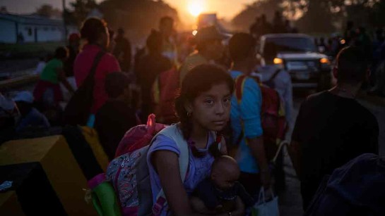 En flicka har flytt från Centralamerika och är på väg till Mexiko. 