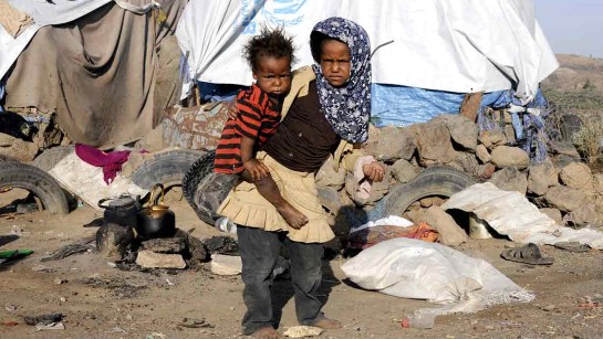 Två små barn är på flykt från bombattacker och strider i Jemen.