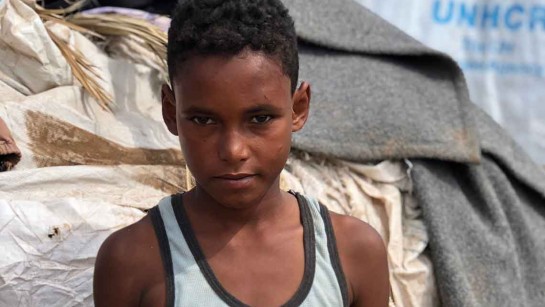 Det här är Salah, en tonåring i krigshärjade Jemen. Han bor i en tältkoja utan någonting. Han bästa vän dog när en landmina exploderade.