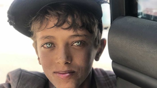 Konflikt i Jemen har tvingat Mohammed på flykt. Han är en av miljoner människor som behöver nödhjälp för att överleva dagen. Han säljer småsaker eller tigger, en vanlig vardag för Jemens barn.