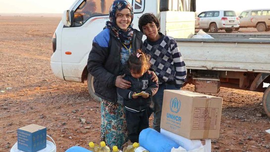 Eida och hennes barn tar emot nödpaket när en hjälpkonvoj äntligen når Rukban-lägret i Syrien. Eida och hennes barn tar emot nödpaket när en hjälpkonvoj äntligen når Rukban-lägret i Syrien. 
