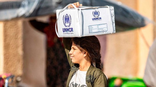 En flicka som är på flykt i norra Syrien har fått nödpaket från UNHCR. Hennes hemstad var den första som föll under Ankaras styrkor sedan offensiven för att ta kontroll över gränsområdet mellan Turkiet och Syrien startade förra veckan. 