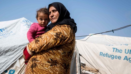 En mamma och hennes barn är flyktingar från Syrien.