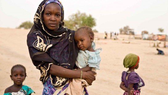 En barnfamilj är på flykt från Boko Haram i Nigeria.