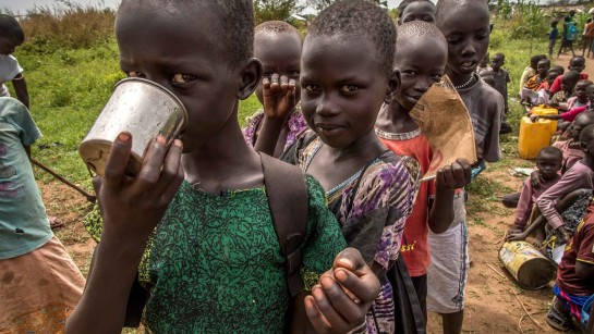 Flyktingbarn från Sydsudan står i matkö.