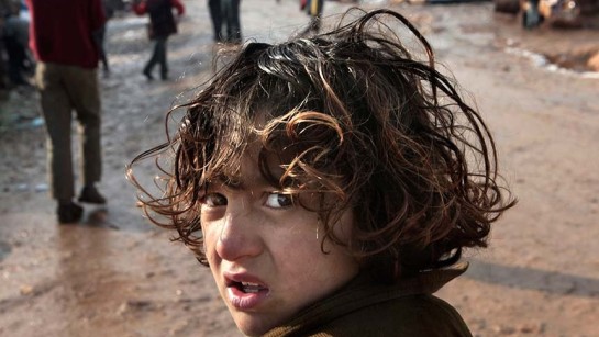 Flicka på flykt från Syrien.