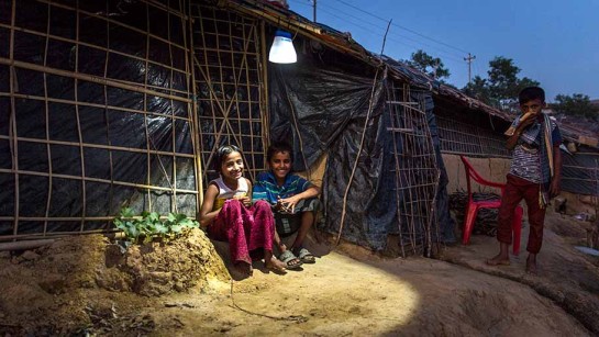 Barn har fått en solcellsdriven lampa från UNHCR. Den skyddar dem mot mörkret och hjälper dem att läsa på kvällen.