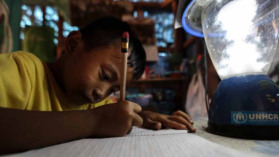 4-åriga Jules Kenneth har fått en solcellslampa från UNHCR efter tyfonen Hayan som drabbade Filippinerna 2014.