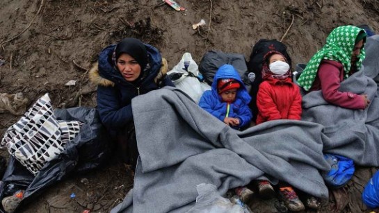 Europa står inför en humanitär kris med 24 000 människor på flykt och fast i det redan överbelastade i Grekland. 