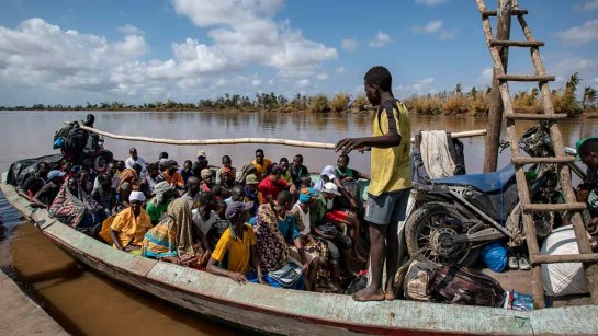 En full båt lämnar hamnen i Buzi för att återvända till Beira för att se om deras hus står kvar och att deras ägodelar finns kvar. 