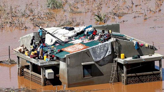 En familj är strandad på hustaket efter cyklonen Idai som svept över staden Beira i Mocambique i mars 2019. 