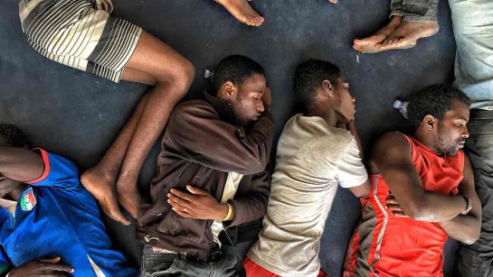 &quot;Livet i Libyen är verkligen fruktansvärd.&quot; Asylsökande från söder om Sahara på en båt mot Italien. 