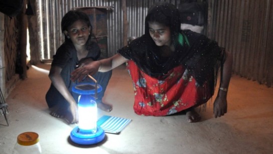  UNHCR:s solenergilyktor används i flyktingläger där det inte finns elektricitet, så barn kan läsa på kvällarna. 
