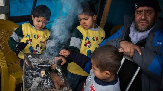 bor i tält. Vi har inte råd att betala hyra&quot; berättar Ziad. Foto: UNHCR/A. McConnell &quot;Vi eldar för att hålla oss varme. Mina barn samlar alla pinnar de hittar&quot;, berättar Ziad som är syrisk flykting i Libanon. &quot;Vi eldar för att hålla oss varme. Mina barn samlar alla pinnar de hittar&quot;, berättar Ziad som är syrisk flykting i Libanon. 