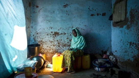 En ung flyktingkvinna vilar i sitt rum i Bamako. Hon lider av psykiskt och fysiskt trauma efter att ha kidnappats och våldtagits av beväpnade män nära sitt hem i Timbuktu-regionen i april. Våldtäkt används som vapen i Mali. Kvinnan tog sin tillflykt till Bamako, men har inga pengar att betala för vården. En lokal organisation har nu börjat hjälpa henne. 