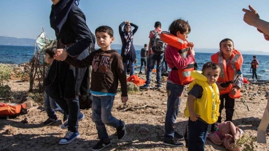 Barn på flykt från kriget i Syrien anländer till den grekiska ön Lesbos.