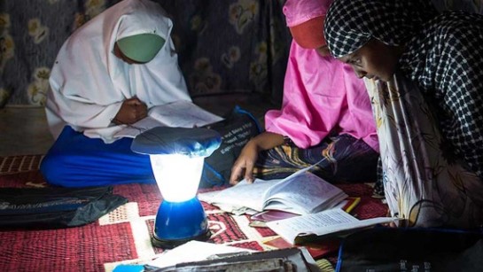 På platser utan belysning gör en solcellslampa stor skillnad. Tack vare IKEA Foundations fantastiska donation till UNHCR:s arbete för skolgång får tusentals barn på flykt möjlighet att läsa på kvällarna. 