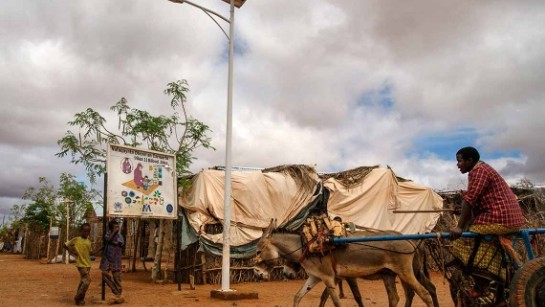  Donationen från IKEA Foundation stödjer hållbar energi i flyktingläger i Etiopien. Solcellsdriven gatubelysning ökar säkerheten för kvinnor och flickor när det är mörkt.